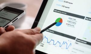 Cuánto invierten las empresas líderes en marketing digital (y por qué deberías seguir ese camino)